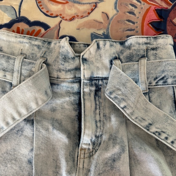 Super Cute GUESS Pleated Acid Wash Jean Shorts - Picture 8 of 9